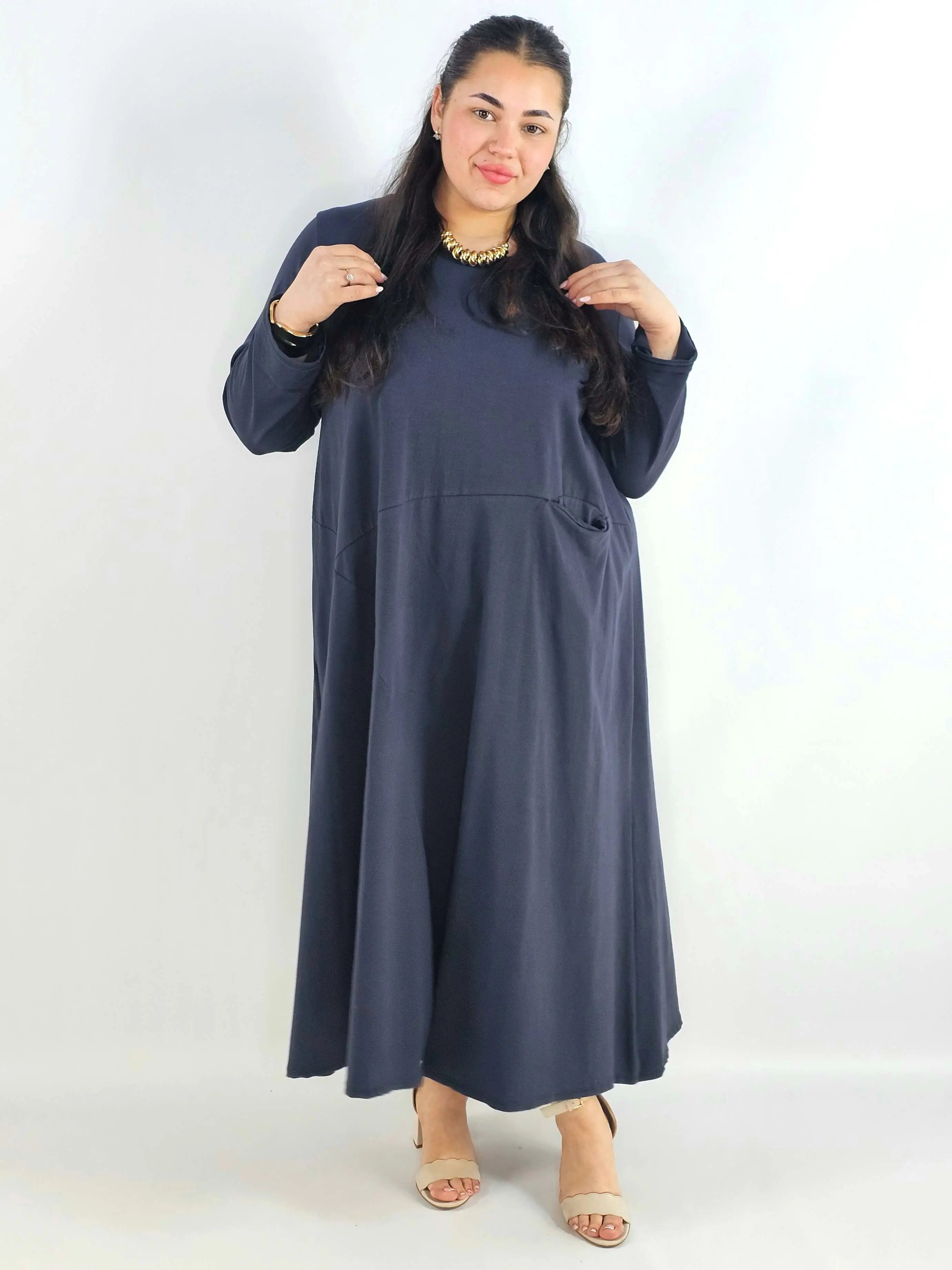 Sukienka plus size maxi z rękawem 3/4 i asymetrycznymi przeszyciami Stylowa XL