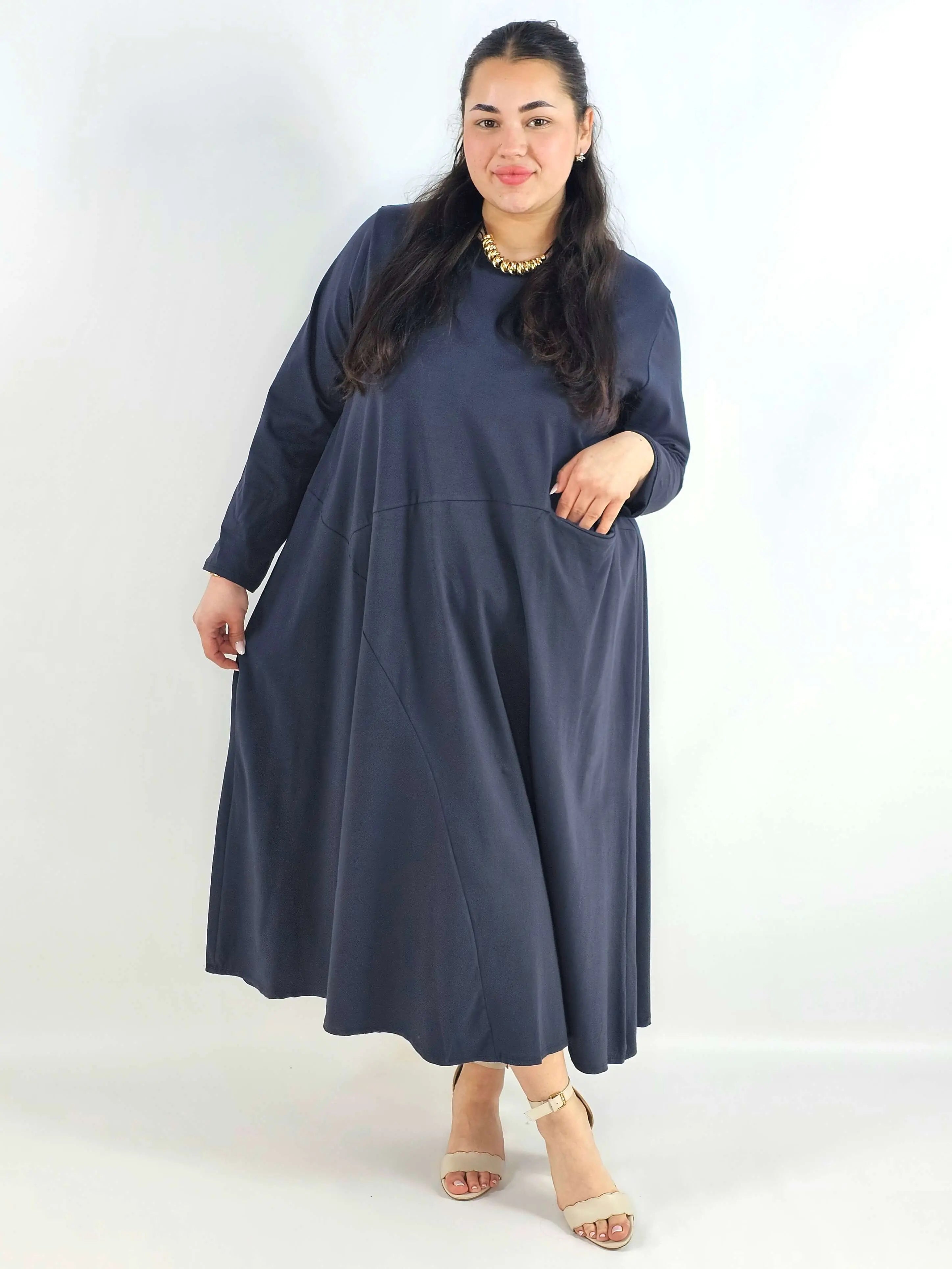 Sukienka plus size maxi z rękawem 3/4 i asymetrycznymi przeszyciami Stylowa XL