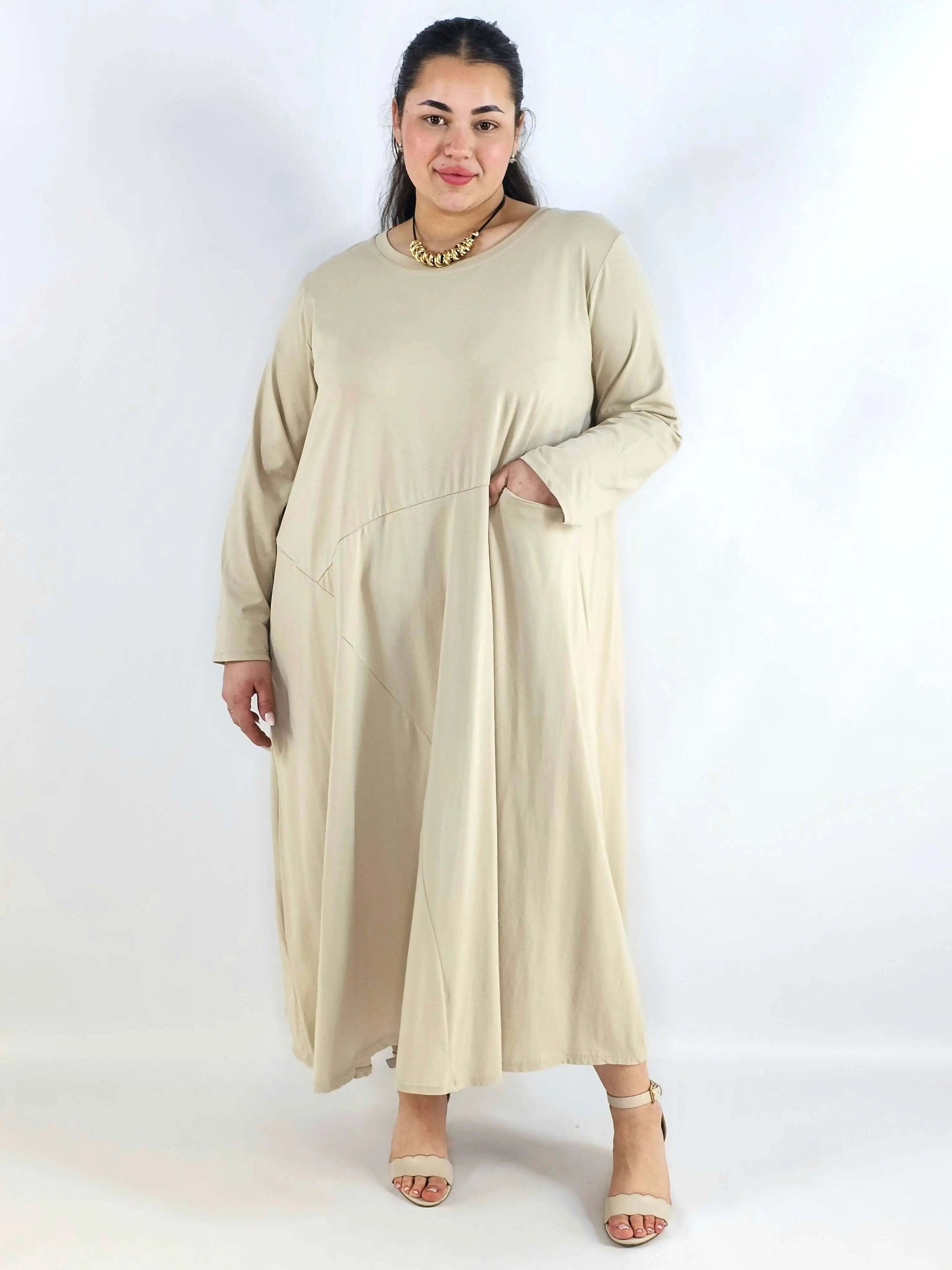 Sukienka plus size maxi z rękawem 3/4 i asymetrycznymi przeszyciami Stylowa XL