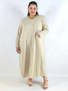 Sukienka plus size maxi z rękawem 3/4 i asymetrycznymi przeszyciami Stylowa XL