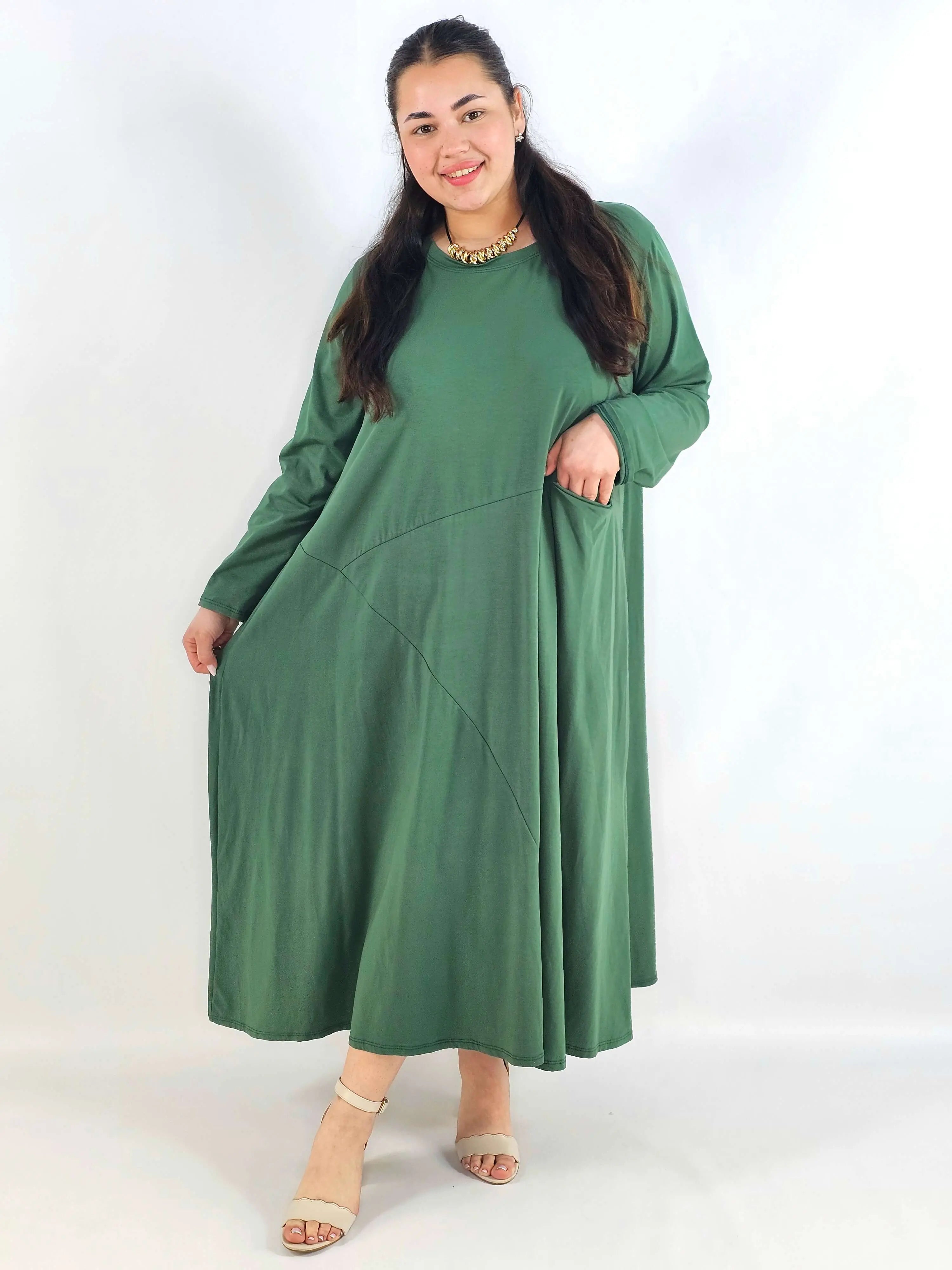 Sukienka plus size maxi z rękawem 3/4 i asymetrycznymi przeszyciami Stylowa XL
