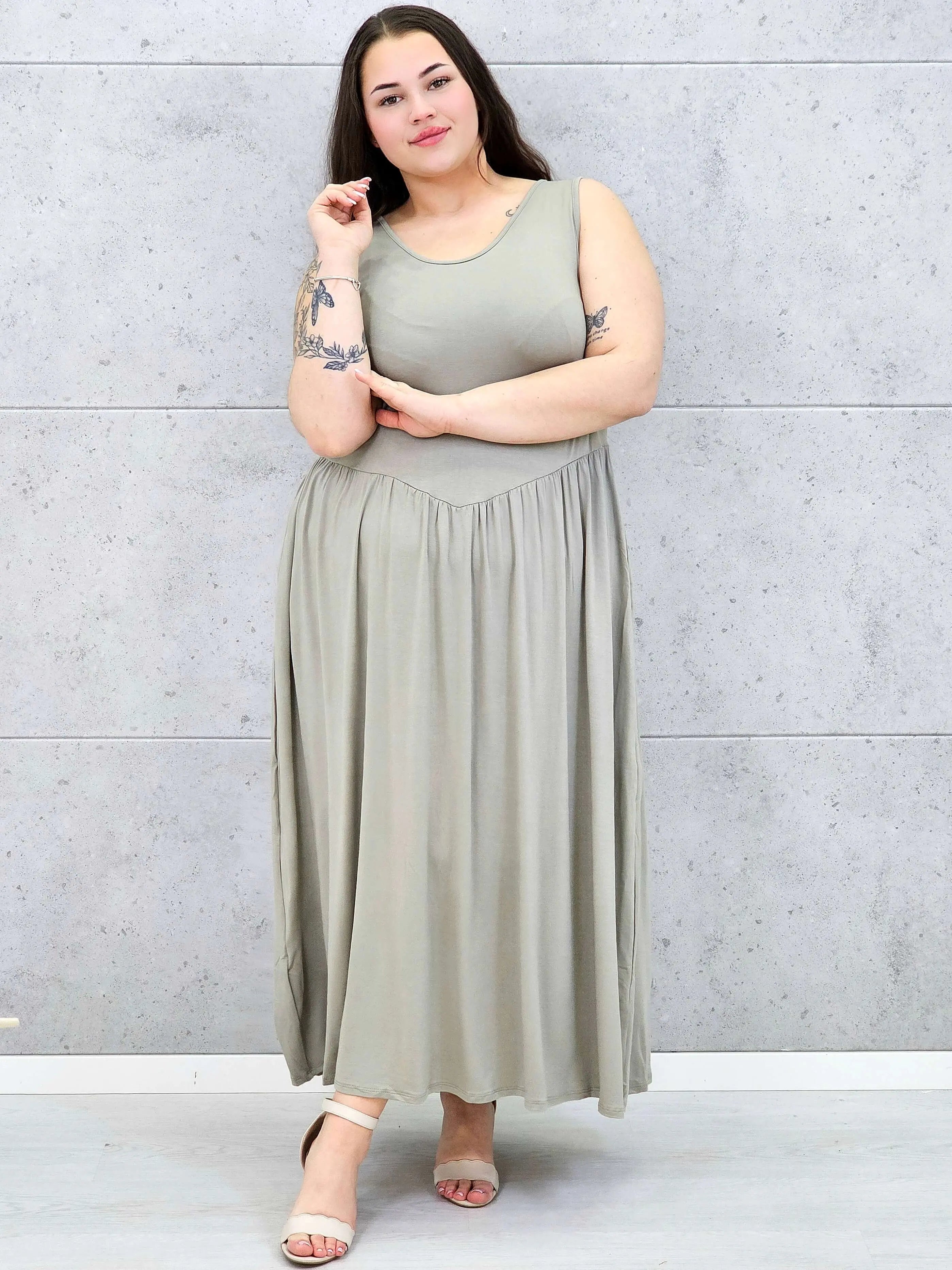 Sukienka plus size o kobiecym fasonie i swobodnym kroju Stylowa XL
