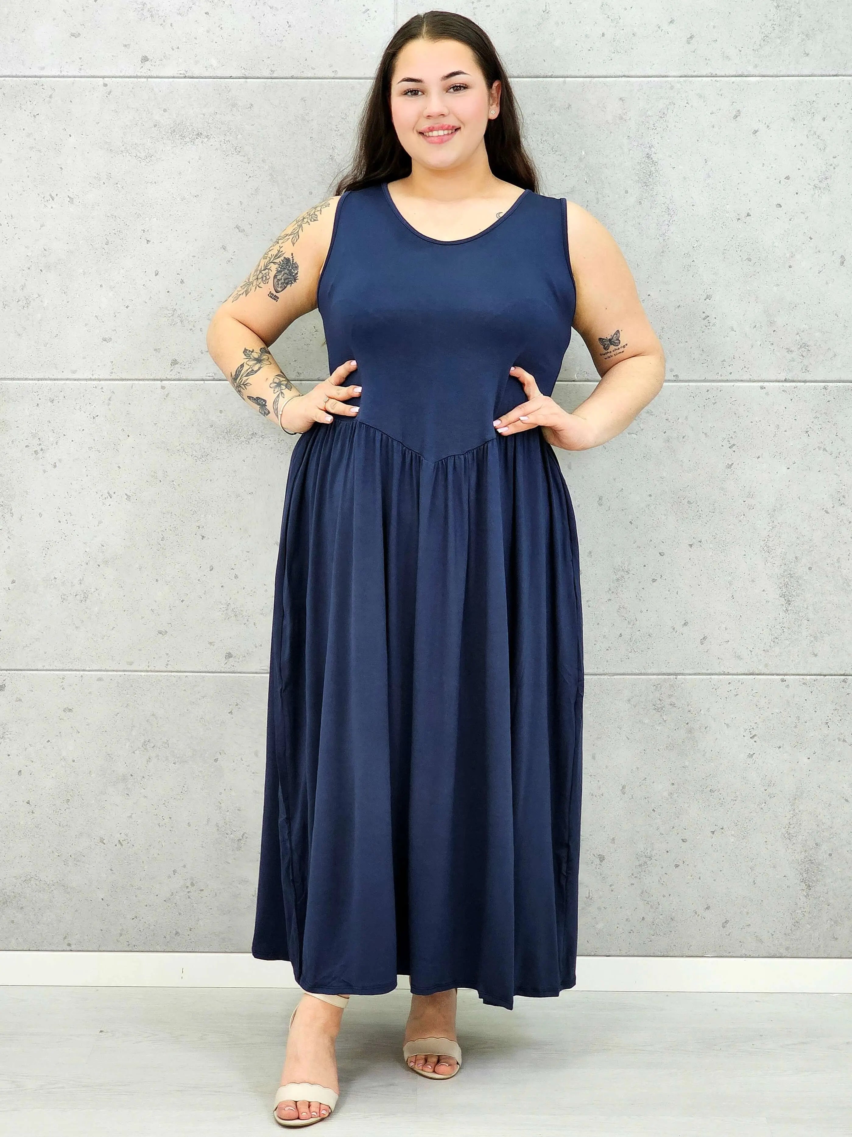 Sukienka plus size o kobiecym fasonie i swobodnym kroju Stylowa XL