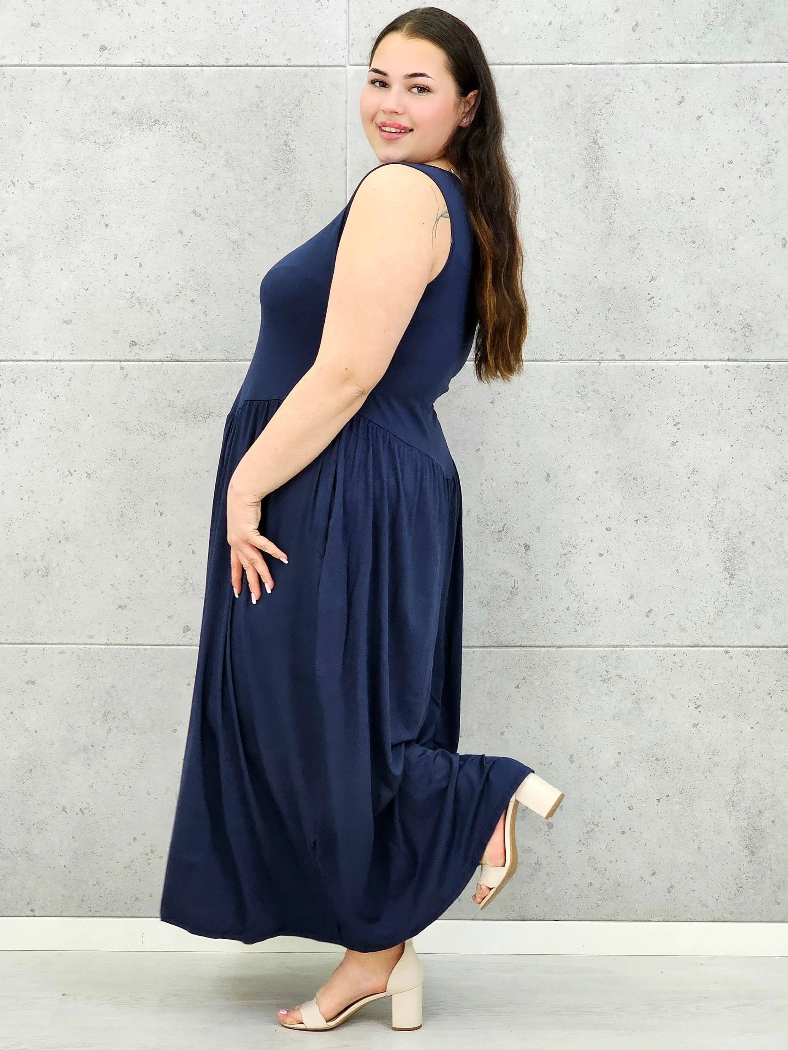 Sukienka plus size o kobiecym fasonie i swobodnym kroju Stylowa XL