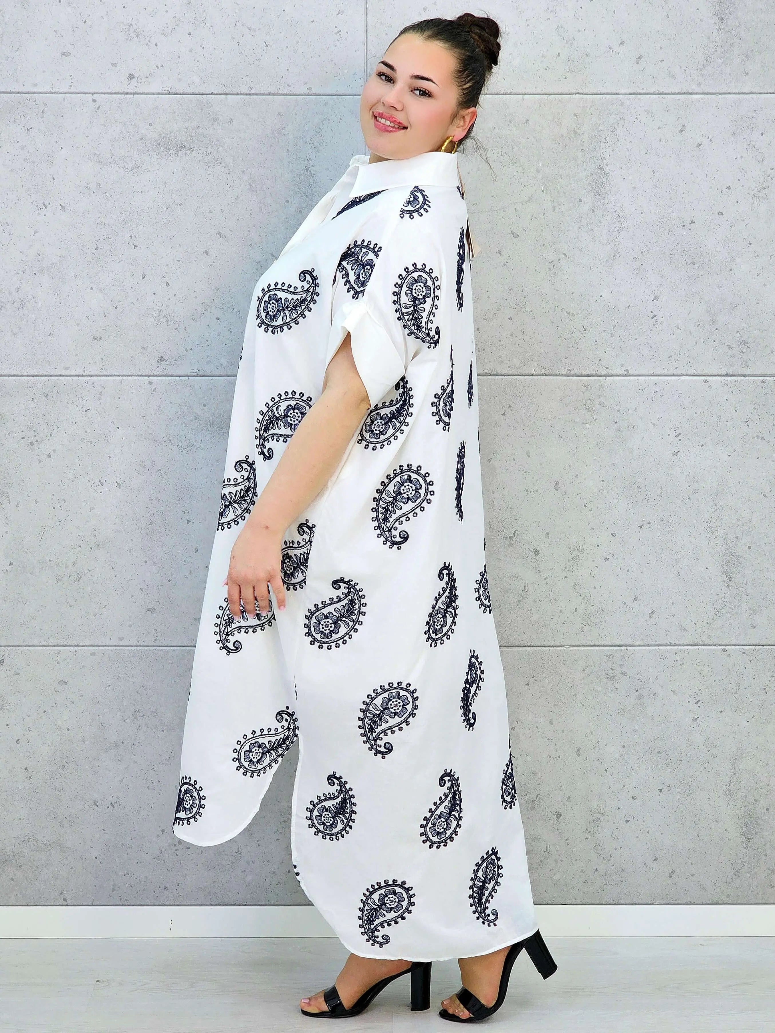 Sukienka plus size o luźnym kroju z dekoltem w literę V i paskiem w talii Stylowa XL