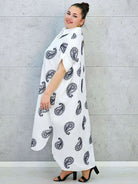 Sukienka plus size o luźnym kroju z dekoltem w literę V i paskiem w talii Stylowa XL