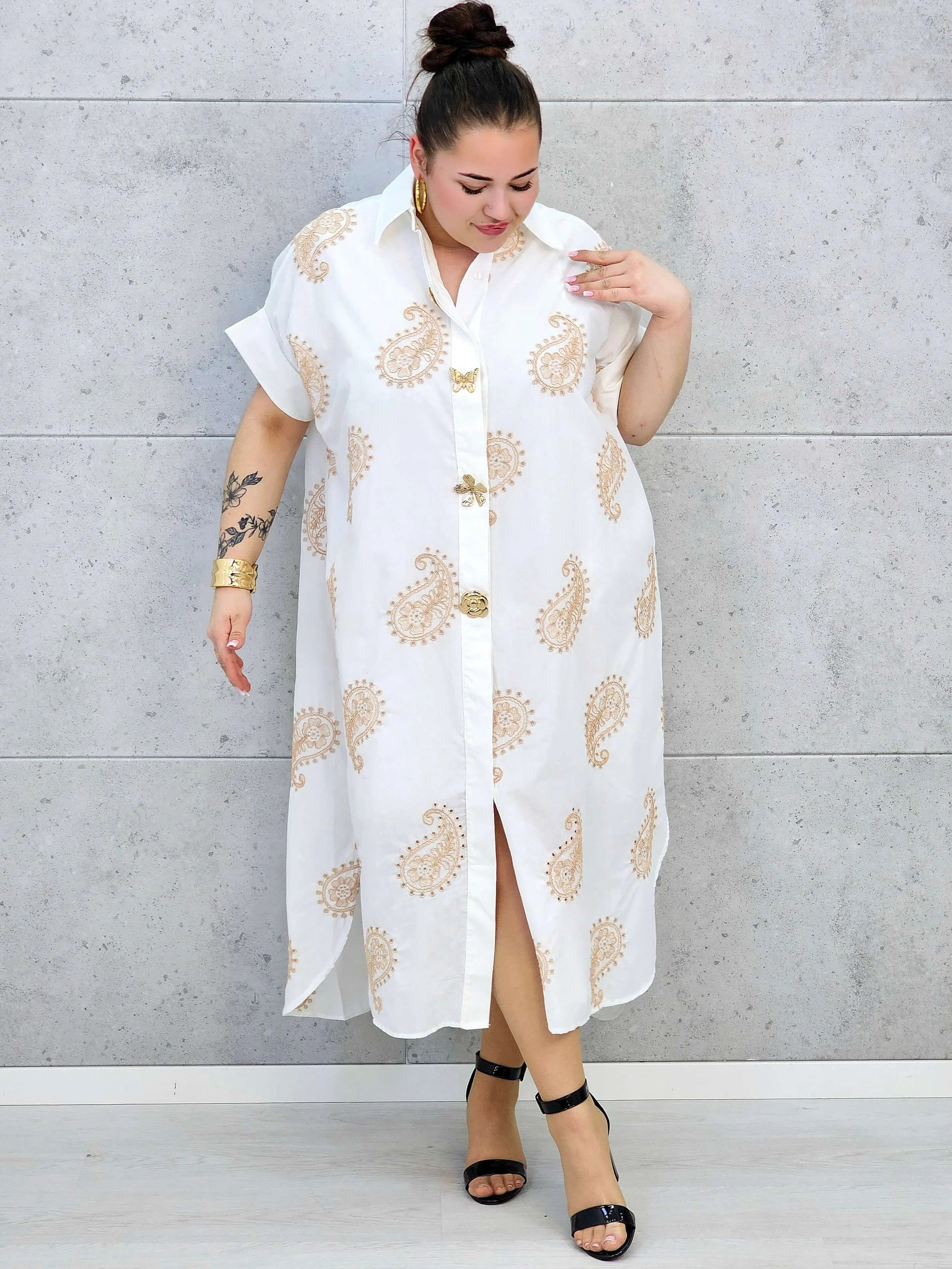 Sukienka plus size o luźnym kroju z dekoltem w literę V i paskiem w talii Stylowa XL