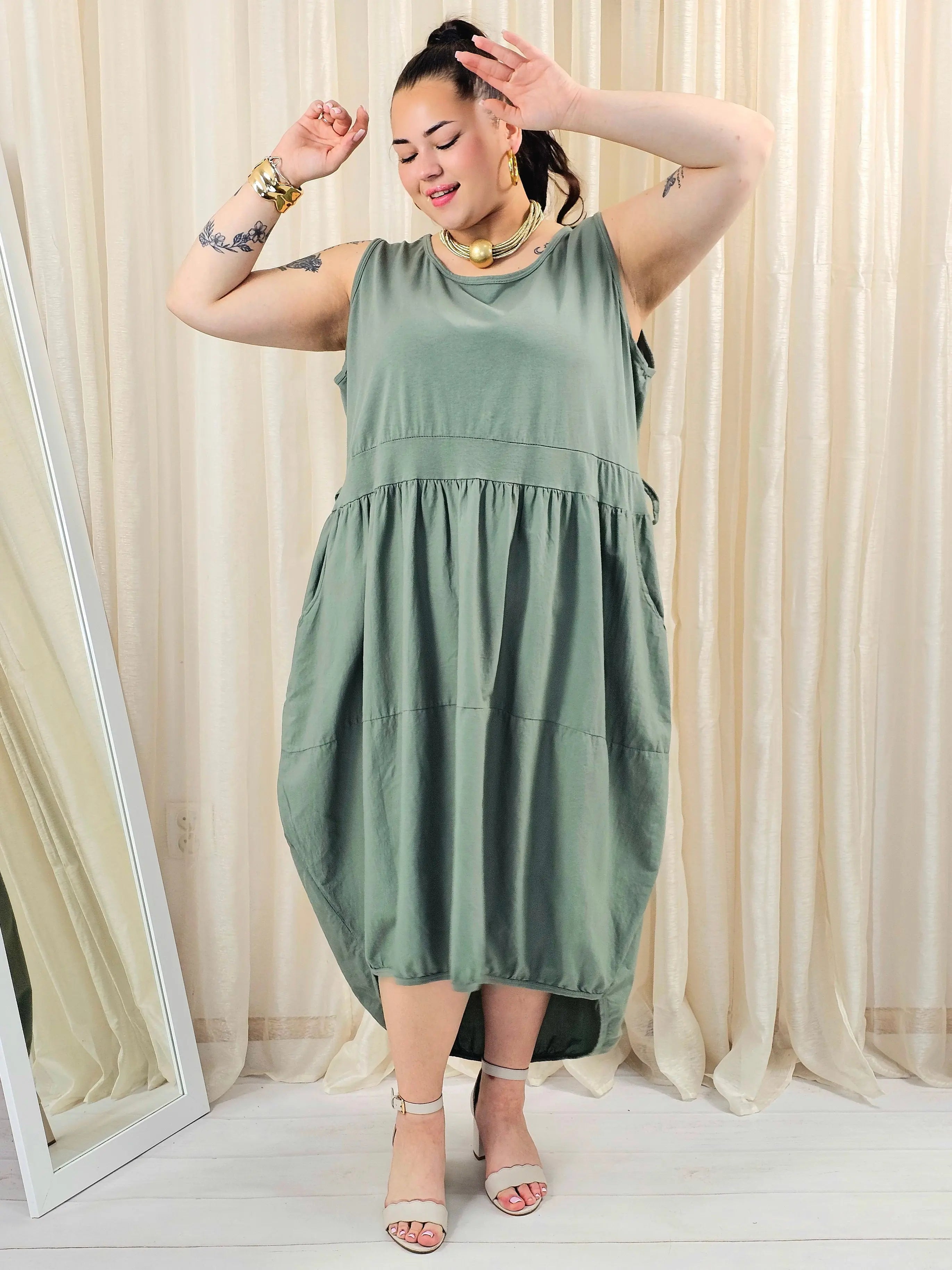 Sukienka plus size o swobodnym fasonie z kieszeniami Stylowa XL
