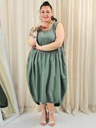 Sukienka plus size o swobodnym fasonie z kieszeniami Stylowa XL