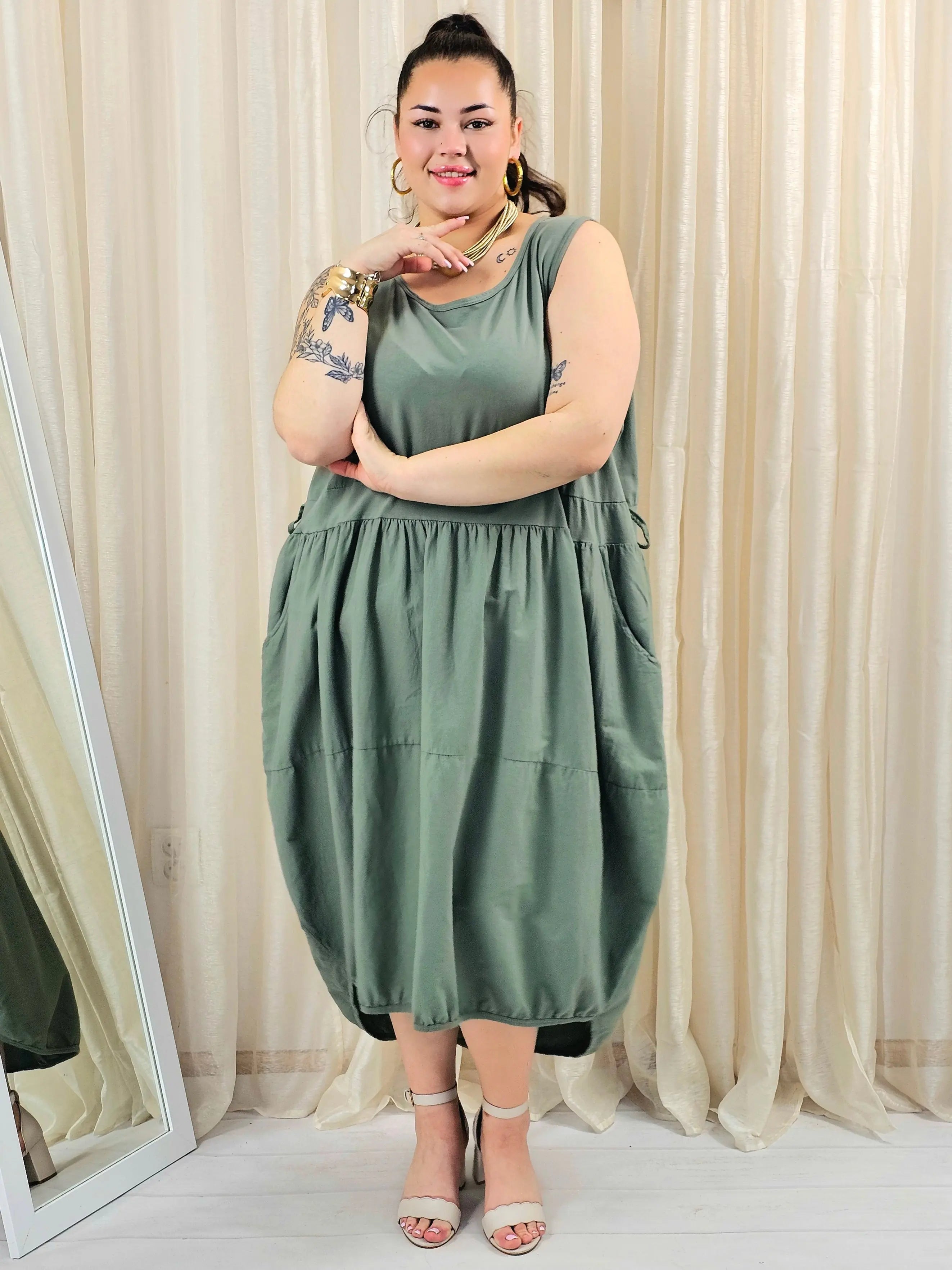 Sukienka plus size o swobodnym fasonie z kieszeniami Stylowa XL