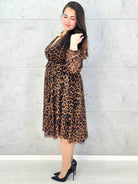 Sukienka plus size panterka kopertowa – elegancka sukienka XXL o kobiecym kroju Stylowa XL