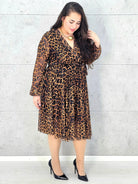 Sukienka plus size panterka kopertowa – elegancka sukienka XXL o kobiecym kroju Stylowa XL