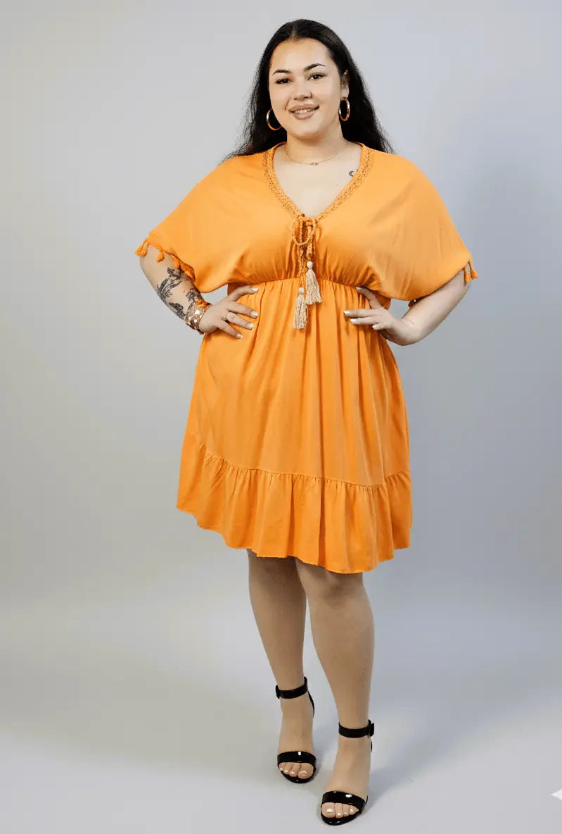 Sukienka plus size pomarańczowa z falbaną – letnia sukienka XXL z wiązaniem Stylowa XL