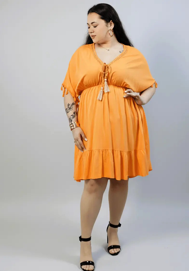 Sukienka plus size pomarańczowa z falbaną – letnia sukienka XXL z wiązaniem Stylowa XL