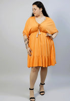Sukienka plus size pomarańczowa z falbaną – letnia sukienka XXL z wiązaniem Stylowa XL