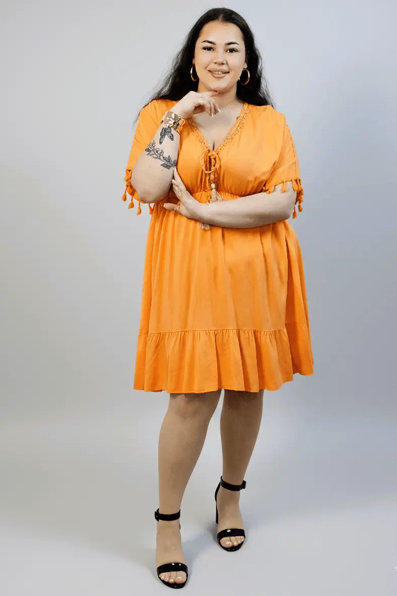 Sukienka plus size pomarańczowa z falbaną – letnia sukienka XXL z wiązaniem Stylowa XL