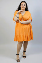 Sukienka plus size pomarańczowa z falbaną – letnia sukienka XXL z wiązaniem Stylowa XL