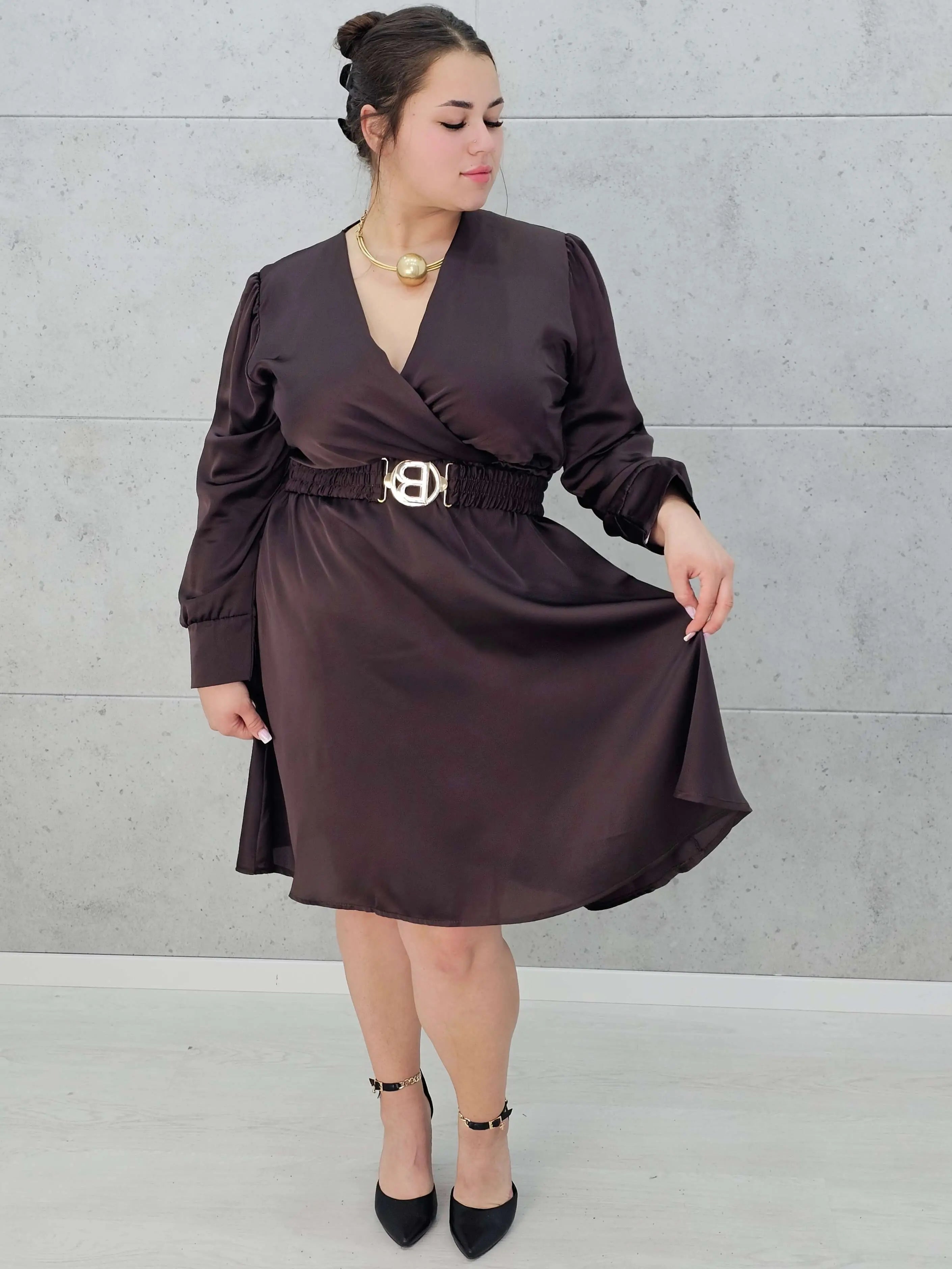 Sukienka plus size satynowa z paskiem – elegancja i pewność siebie na każdą okazję Stylowa XL