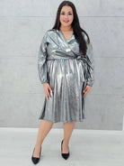 Sukienka plus size srebrna kopertowa – elegancka sukienka XXL z wiązaniem Stylowa XL