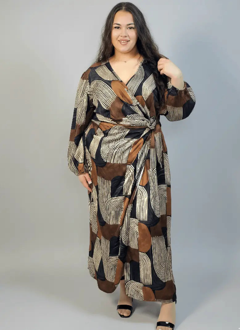 Sukienka plus size szlafrokowa maxi – kopertowy krój i regulacja paskiem Stylowa XL