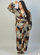 Sukienka plus size szlafrokowa maxi – kopertowy krój i regulacja paskiem Stylowa XL