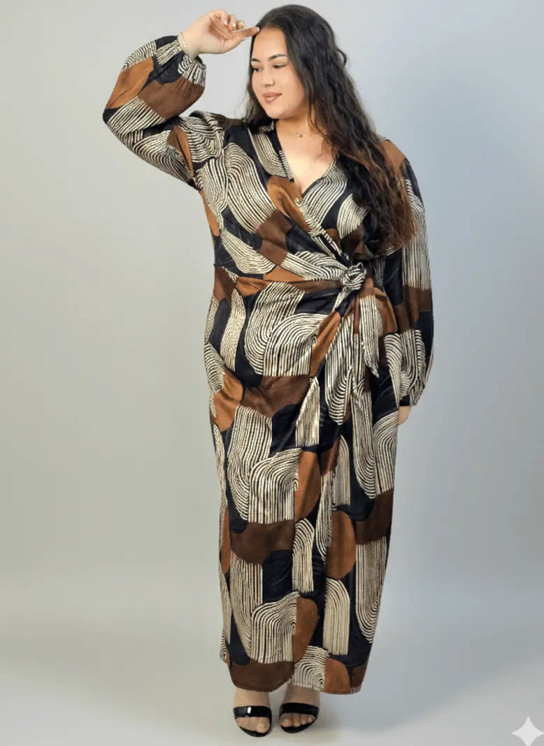Sukienka plus size szlafrokowa maxi – kopertowy krój i regulacja paskiem Stylowa XL