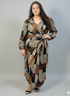 Sukienka plus size szlafrokowa maxi – kopertowy krój i regulacja paskiem Stylowa XL
