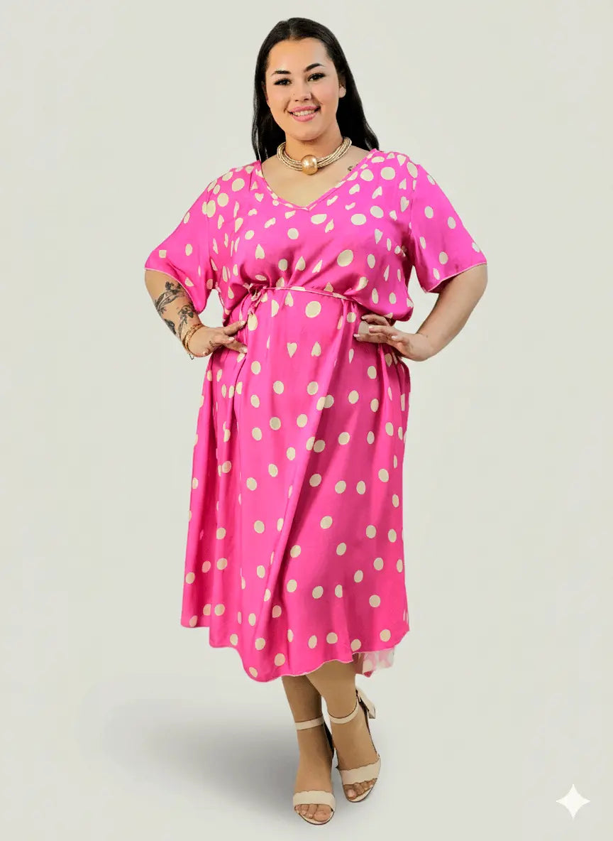 Sukienka plus size w grochy fuksja – midi z dekoltem V i paskiem w talii Stylowa XL
