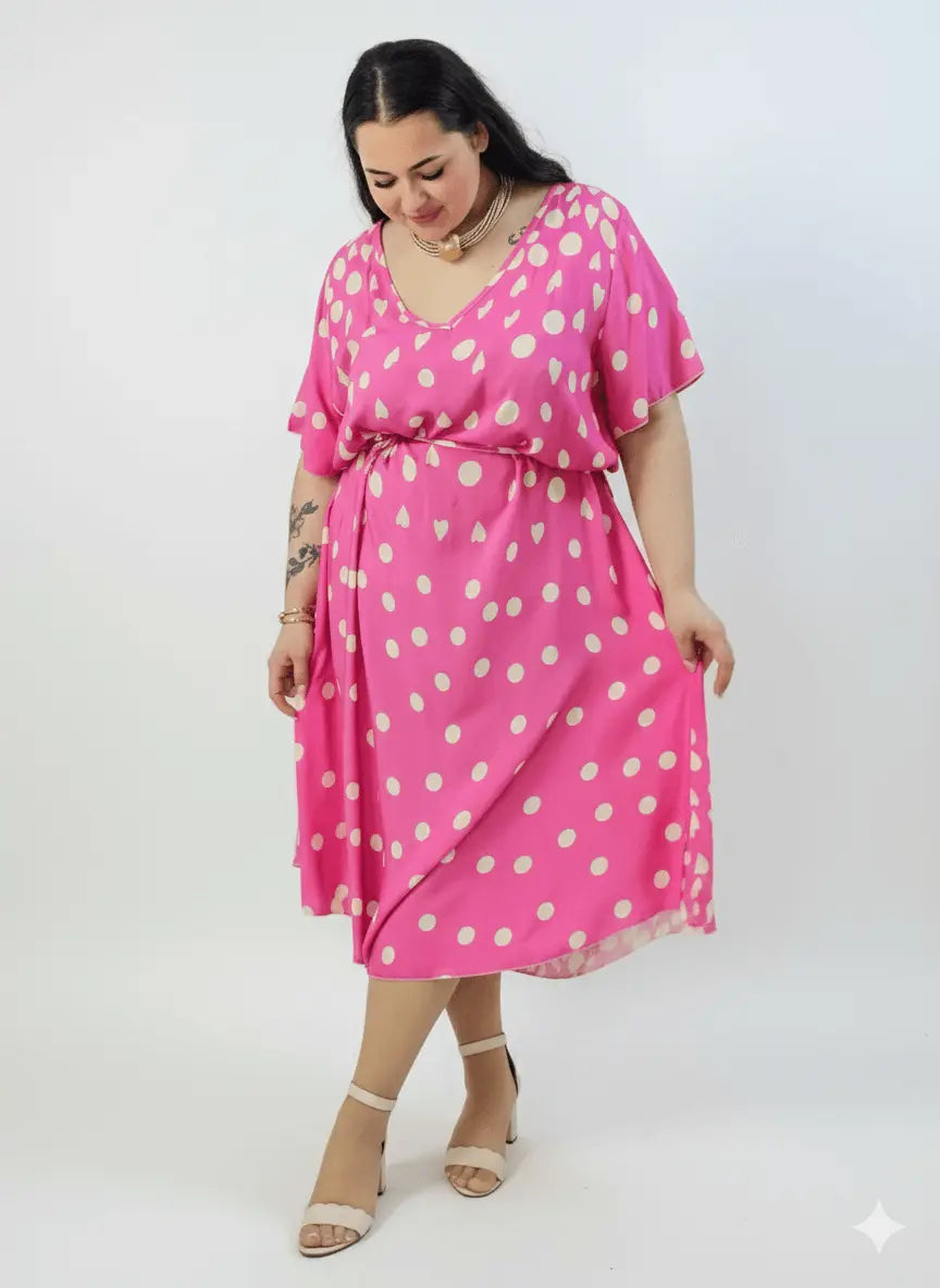 Sukienka plus size w grochy fuksja – midi z dekoltem V i paskiem w talii Stylowa XL