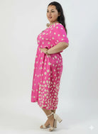 Sukienka plus size w grochy fuksja – midi z dekoltem V i paskiem w talii Stylowa XL