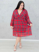 Sukienka plus size  w kratę z dekoltem kopertowym Stylowa XL