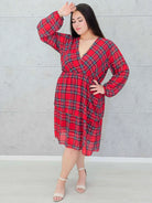 Sukienka plus size  w kratę z dekoltem kopertowym Stylowa XL