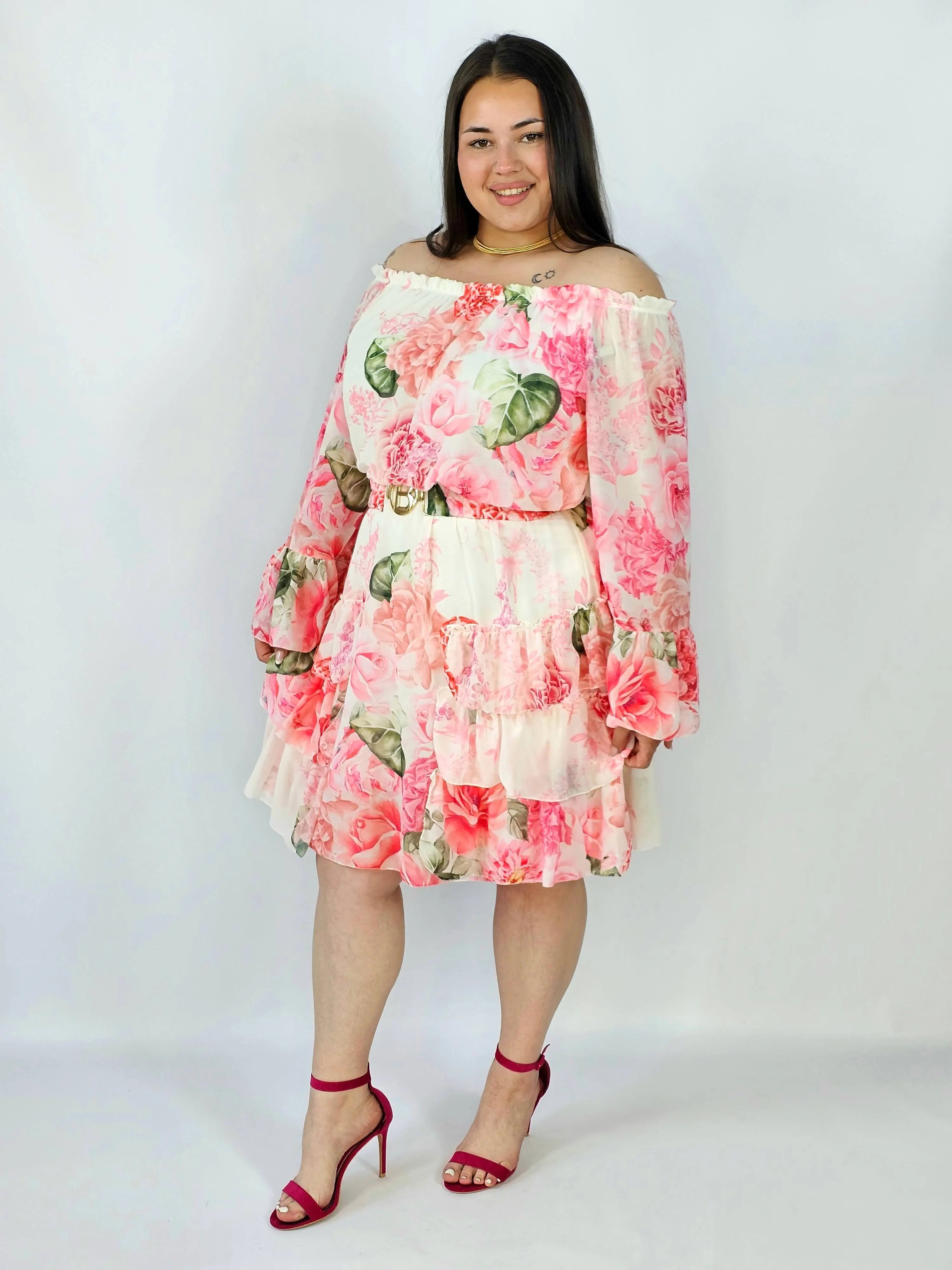 Sukienka plus size w kwiatowy wzór z falbaną – lekka i kobieca stylizacja XXL Stylowa XL