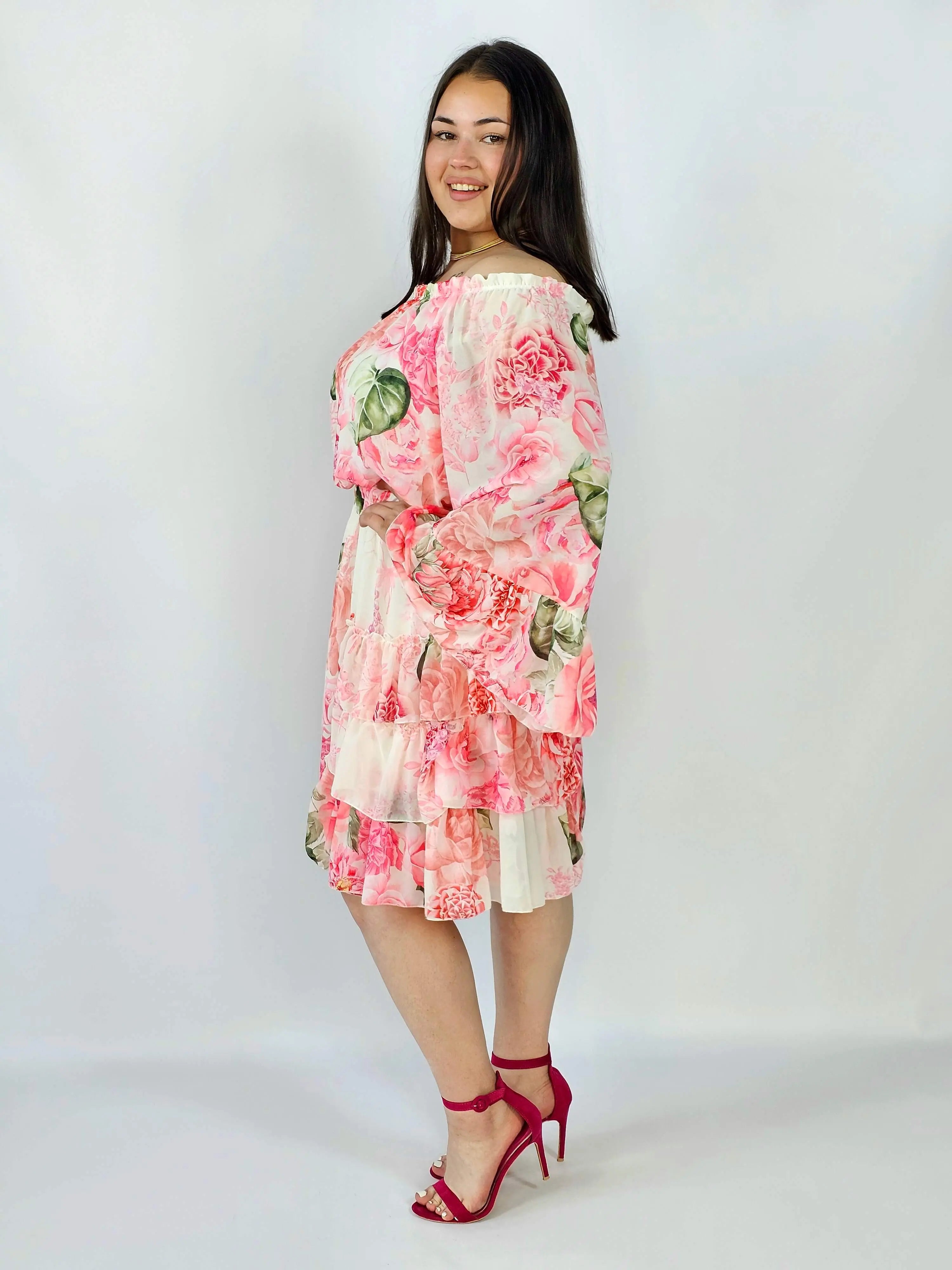 Sukienka plus size w kwiatowy wzór z falbaną – lekka i kobieca stylizacja XXL Stylowa XL