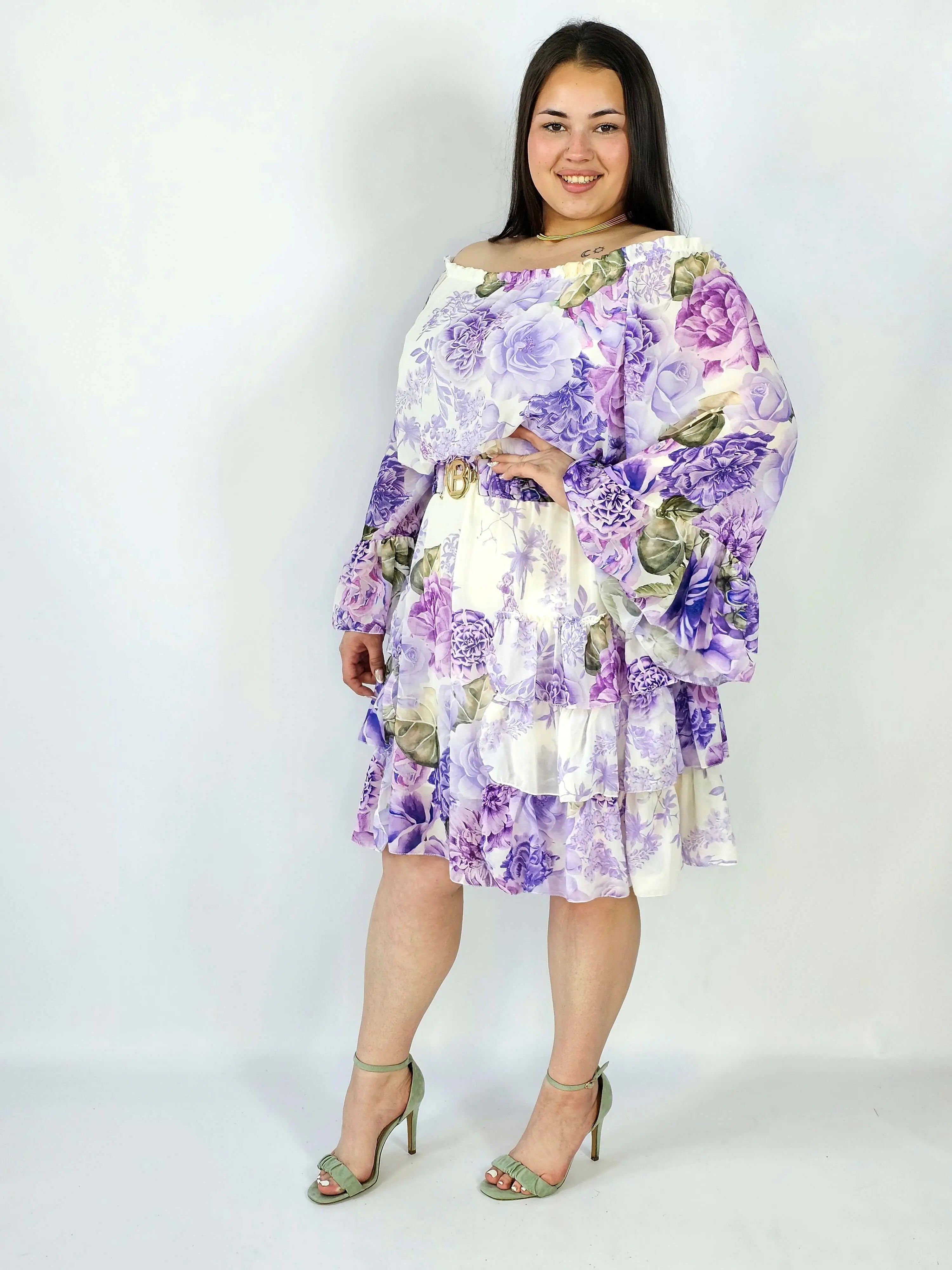 Sukienka plus size w kwiatowy wzór z falbaną – lekka i kobieca stylizacja XXL Stylowa XL