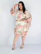 Sukienka plus size w kwiatowy wzór z falbaną – lekka i kobieca stylizacja XXL Stylowa XL