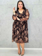 Sukienka plus size w kwiaty – brązowa midi z dekoltem V i długim rękawem - Stylowa XL