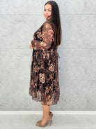 Sukienka plus size w kwiaty – brązowa midi z dekoltem V i długim rękawem - Stylowa XL