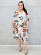 Sukienka plus size w kwiaty z lekkiej tkaniny – elegancka i zwiewna XXL Stylowa XL