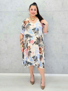 Sukienka plus size w kwiaty z lekkiej tkaniny – elegancka i zwiewna XXL Stylowa XL
