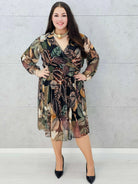 Zwiewna sukienka w liście z długim rękawem i gumką w talii – Stylowa XL