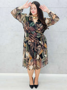 Elegancka sukienka plus size z motywem liści i kopertowym dekoltem – Stylowa XL