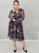 Sukienka plus size w odcieniach beżu i czerni – elegancja i lekkość w jednym Stylowa XL