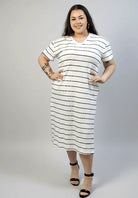 Sukienka plus size w paski z dekoltem V – wygodna sukienka XXL Stylowa XL