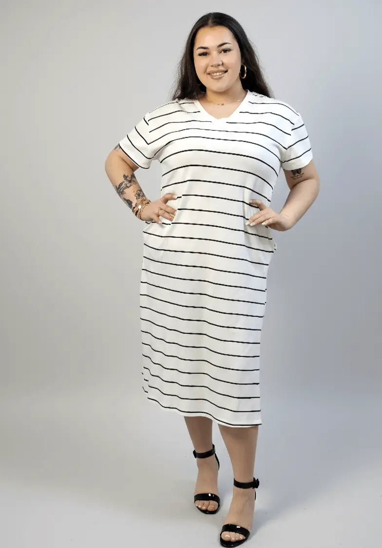 Sukienka plus size w paski z dekoltem V – wygodna sukienka XXL Stylowa XL