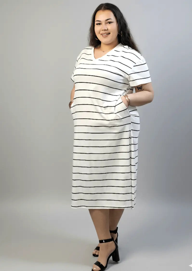 Sukienka plus size w paski z dekoltem V – wygodna sukienka XXL Stylowa XL