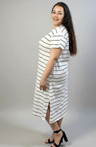 Sukienka plus size w paski z dekoltem V – wygodna sukienka XXL Stylowa XL