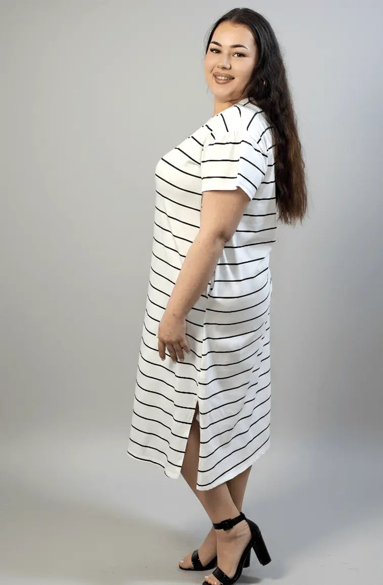 Sukienka plus size w paski z dekoltem V – wygodna sukienka XXL Stylowa XL