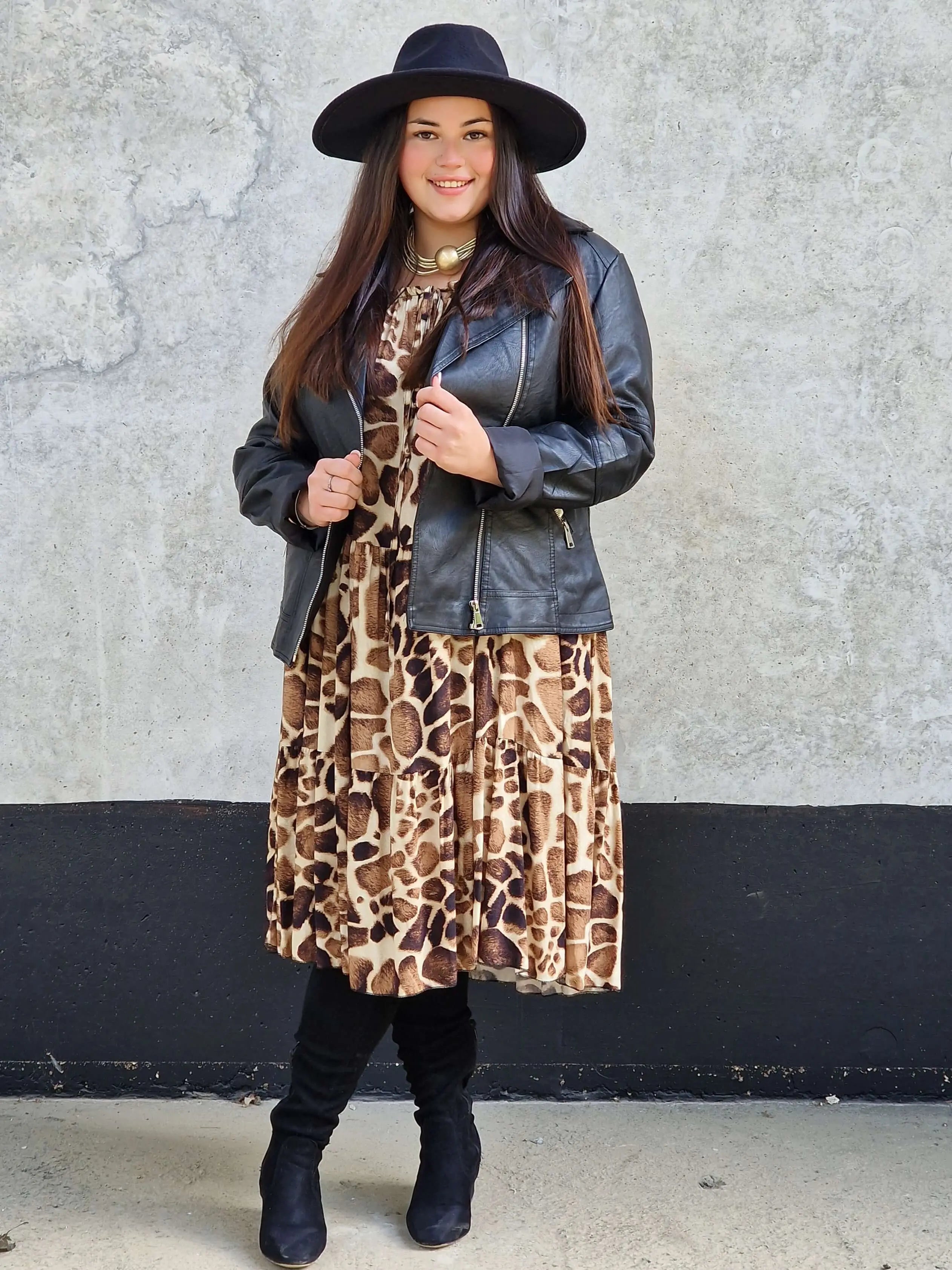 Sukienka plus size w zwierzęcy print – modny look i pełen komfort Stylowa XL