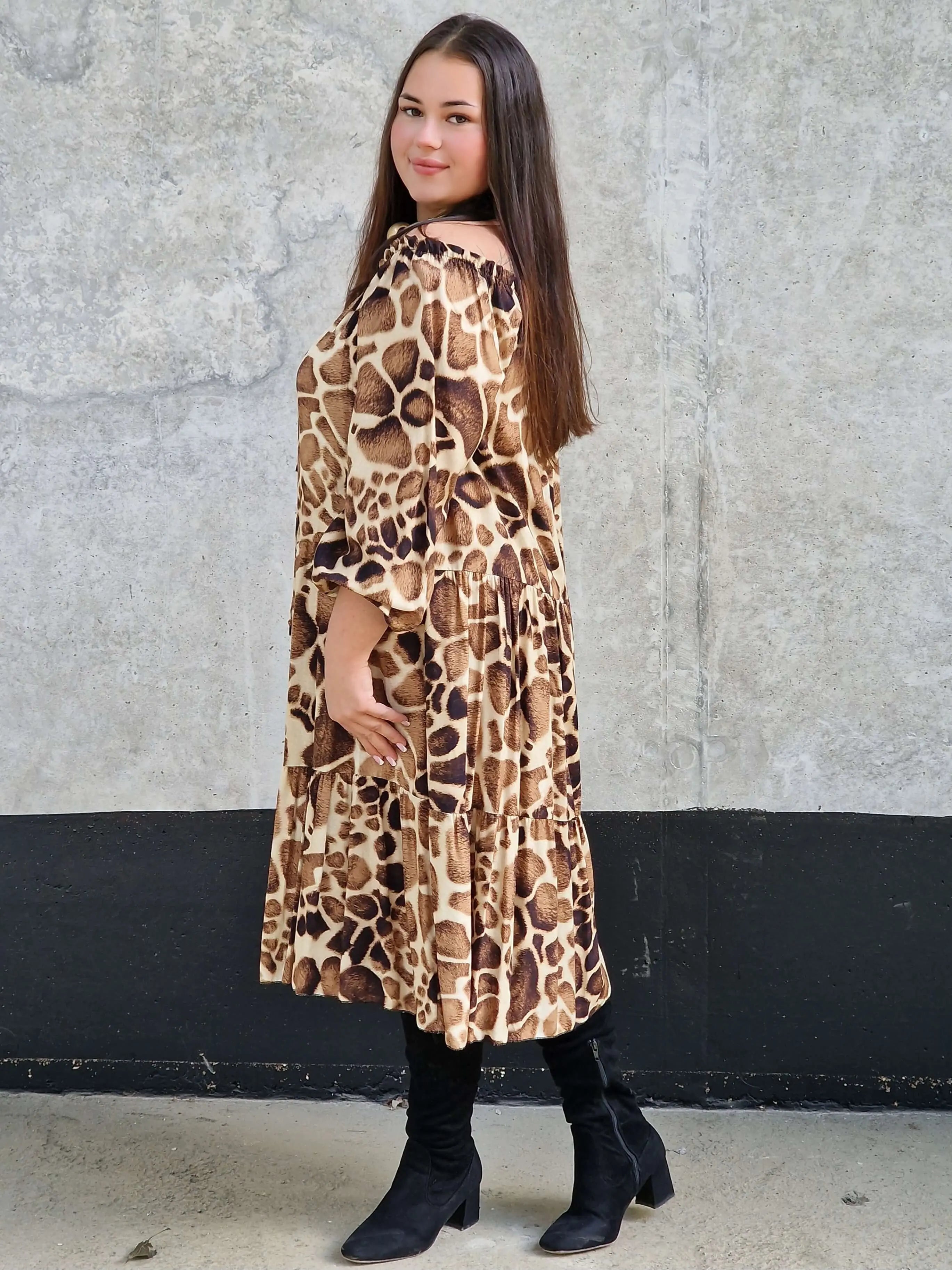 Sukienka plus size w zwierzęcy print – modny look i pełen komfort Stylowa XL